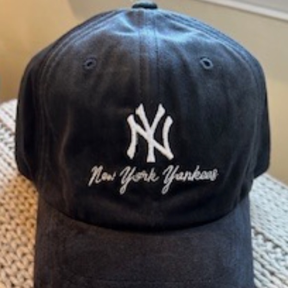 **HOST PICK** New York Yankees Velvet Cap *NEW* - Picture 2 of 7